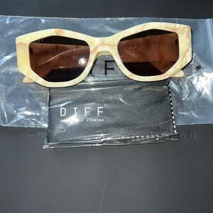 DIFF MILK AND HONEY SUNGLASSES